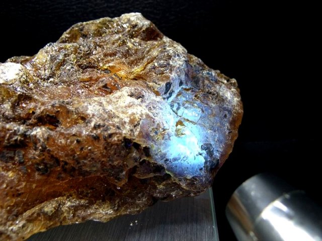 特大 鮮やかなブルーに変色 ブルーアンバー 原石 LED台座付き 最大幅約182mm 重さ473g 琥珀 樹木由来の生命力 ブラックライト 短波 で変色 天然琥珀 コパール