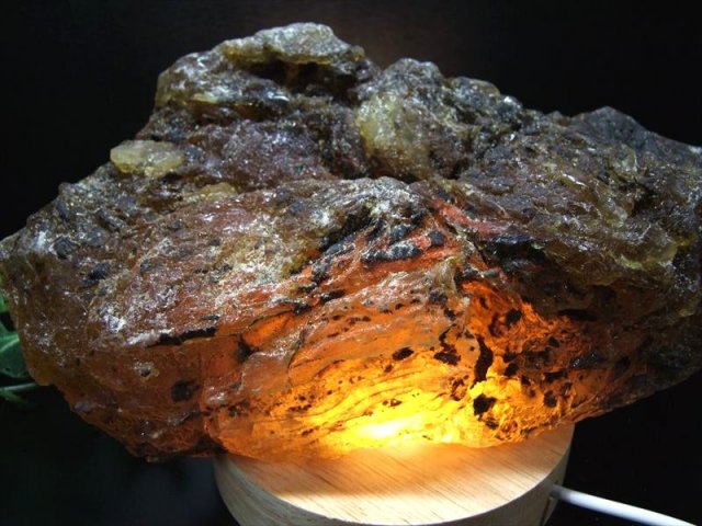 特大サイズ 鮮やかなブルーに変色 ブルーアンバー 原石 LED台座付き 最