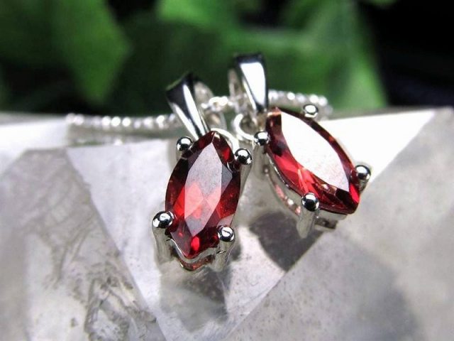 アルマンダインガーネット マーキスカット ペンダントトップ 石サイズ縦約8mm×4mm 1個売り 努力を実らせ成功へ導く石 ハイクオリティをお手頃価格で