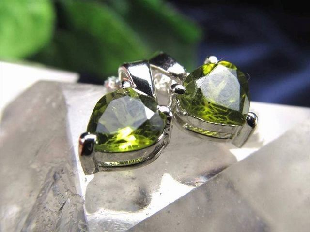 極上5A 宝石質 ペリドット ペアシェイプカット ペンダントトップ 石サイズ縦約6mm 1個売り 太陽の象徴 ハイクオリティをお手頃価格で SILVER925 ミャンマー産