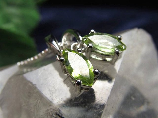 極上5A 超透明宝石質 ペリドット ペンダントトップ マーキスカット 石サイズ縦約8mm 1個売り 輝き放つ 繊細カット 太陽の象徴 8月の誕生石 ミャンマー産