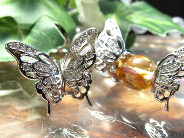 煌めくバタフライチャーム バタフライ デザイン アクセサリーパーツ 2個1セット売 最大長さ約15mm 通し穴径約4.3mm 可愛らしい蝶々 シルバー ちょうちょ
