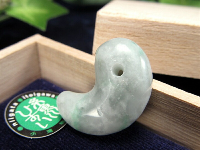 【10/17までセール】糸魚川翡翠　勾玉 楽天市場】糸魚川翡翠 勾玉 最高級 縦約16.3mm 二ノ型 産地証明書