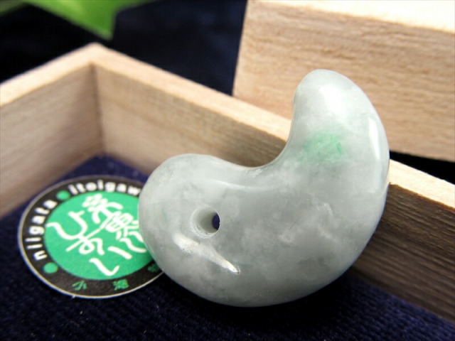 糸魚川翡翠 勾玉 硬玉・まがたま 石サイズ約21.5mm 重さ4.2g 世界最古