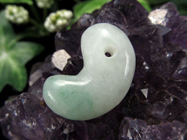 ギャランティーカード付 糸魚川翡翠 勾玉 幅約22ミリ 重さ4.3グラム