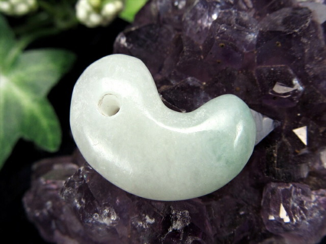 ギャランティーカード付 糸魚川翡翠 勾玉 幅約22ミリ 重さ4.3グラム