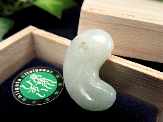 ギャランティーカード付 糸魚川翡翠 勾玉 幅約22ミリ 重さ4.3グラム
