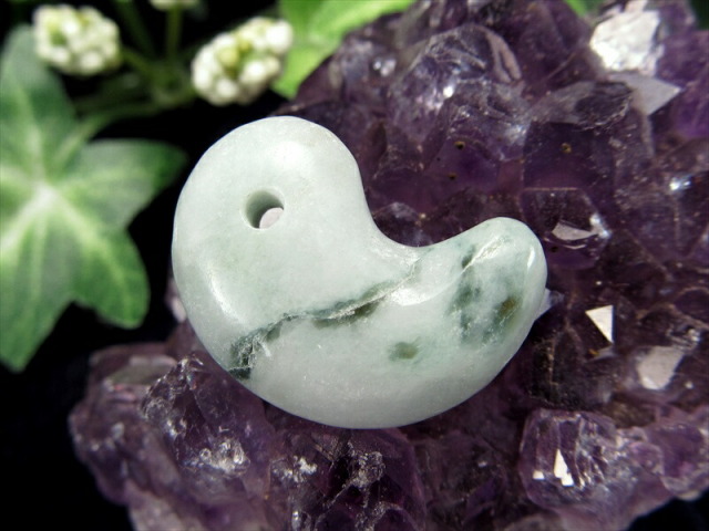 糸魚川翡翠 勾玉 硬玉・まがたま 石サイズ約22mm 重さ4.5g 世界最古の翡翠 糸魚川翡翠 日本の国石 5月の誕生石 専用桐箱付 極上1点物 安心の原産地証明書付属