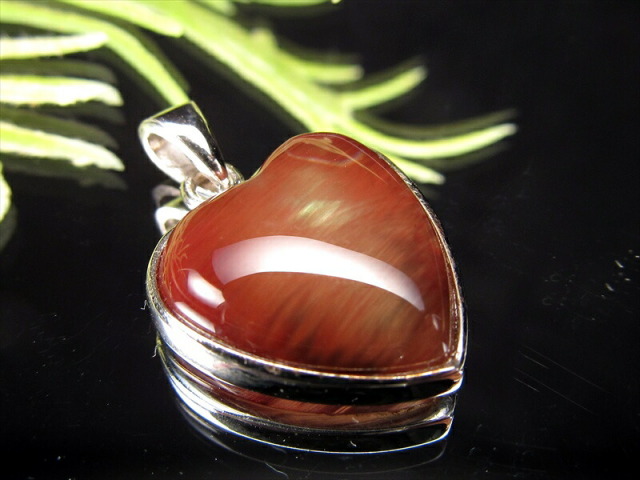 店頭展示中 アンデシン 枠あり ハート型 ペンダントトップ 幅約15mm×18mm 重さ約2.6g 超透明 本当の自分 に近づく変化を促す石