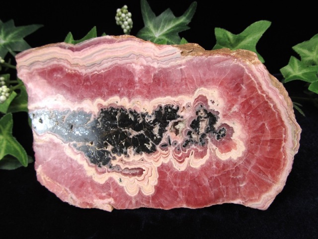 数量限定 結晶の煌めきと縞模様が美しい インカローズ ロードクロサイト 原石 重さ195.1g 華やかピンクのグラデーション 情熱的な恋を引き寄せる石 1点物