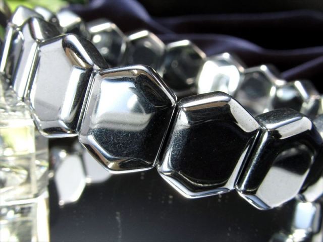 ヘキサゴンカットタイプ テラヘルツ鉱石 バングルブレスレット 幅16mm×12mm×17珠前後 つやつや鏡面仕上げ 話題の高純度 テラヘルツ鉱石 2026年