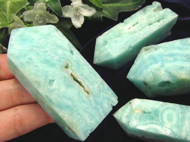 ブルーアラゴナイト 霰石 オベリスク置物 1個売り 重さ100g-120g 南国の海を閉じ込めたかのような輝き 透き通るような爽やかブルーカラー