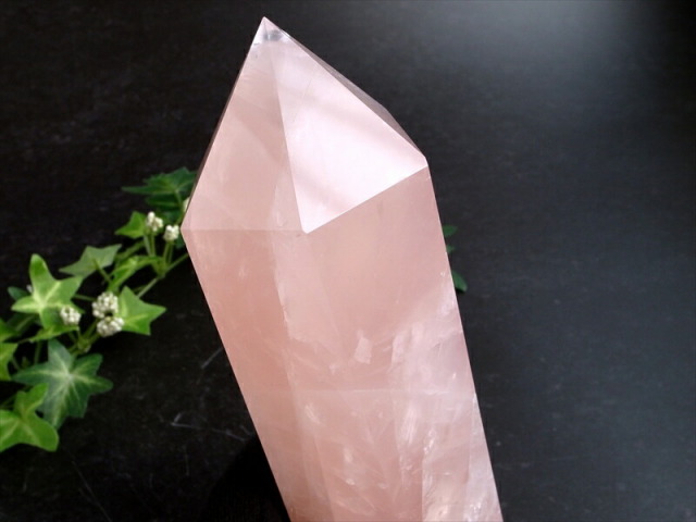 つやつやディープピンク ディープ ローズクォーツ ポイント 巨大 六角柱 高さ174mm 重さ808g 濃いピンクの紅水晶ポイント ローズクォーツ 一点物