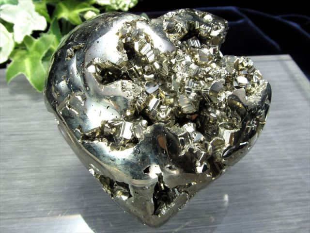 完璧ともいわれる原石の結晶体 高品質 パイライト 黄鉄鉱 ハート型置物 横幅約73mm 重さ約361g エッジくっきり 強力な邪気祓いの石 別名 フールズゴールド