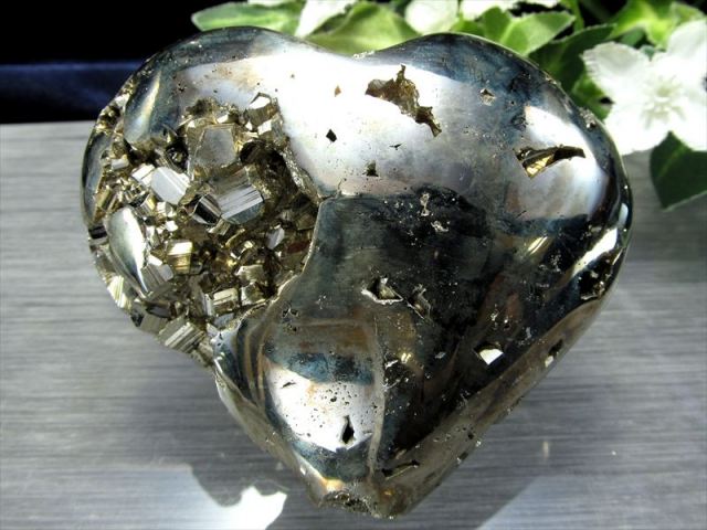 店頭展示中 完璧ともいわれる原石の結晶体 高品質 パイライト 黄鉄鉱 ハート型置物 横幅約68mm 重さ約235g エッジくっきり 強力な邪気祓いの石 別名