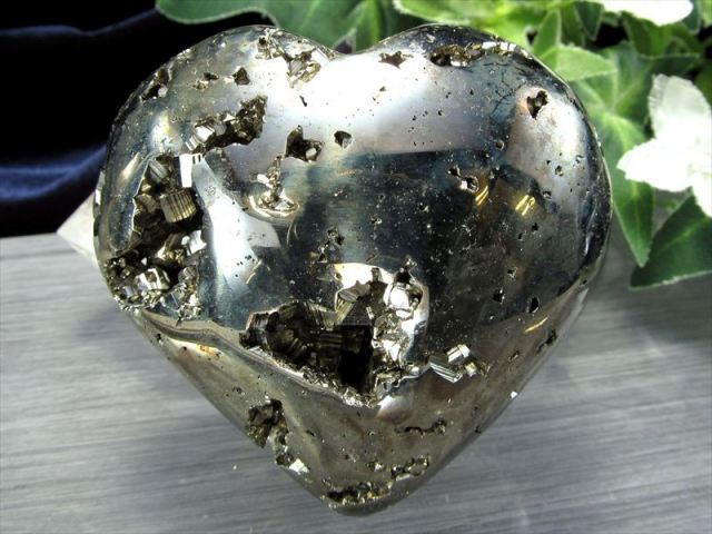 完璧ともいわれる原石の結晶体 高品質 パイライト 黄鉄鉱 ハート型置物 横幅約58mm 重さ約174g エッジくっきり 強力な邪気祓いの石 別名 フールズゴールド