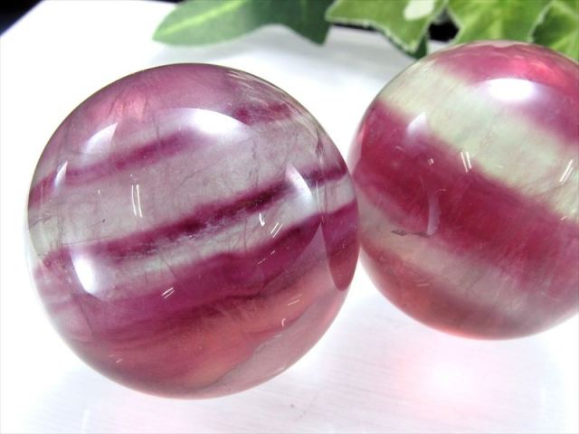 1個売り レインボーカラーフローライト 丸玉 直径約35mm 重さ約70g-80g マルチカラーフローライト 天才の石 つやつや光沢 蛍石 アメリカ産