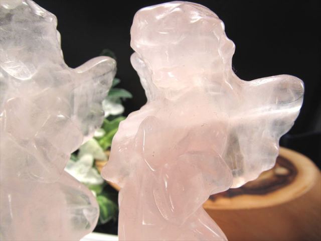 ローズクォーツ エンジェル 彫刻置物 1個売り 高さ約10cm 細部まで彫り込まれたローズクォーツ大天使 祈りのアークエンジェル彫刻置物 恋愛成就の石