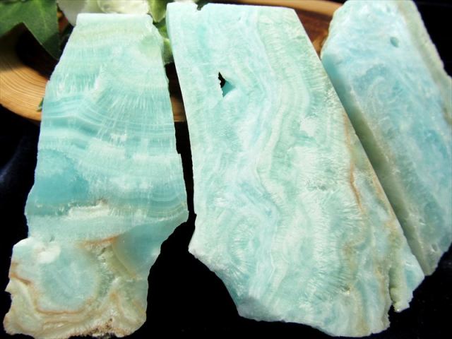 ブルーアラゴナイト 霰石 プレート原石 1個売り 重さ60g-80g 南国の海を閉じ込めたかのような輝き 透き通るような爽やかブルーカラー 人間的魅力を強化する石