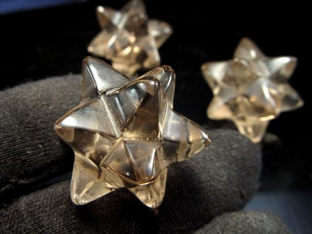 濃色タイプ スモーキーレムリアン水晶アステロイド 小星型12面体 重さ約5g-8g 幅約21mm-25mm前後 贅沢仕様 レムリアン水晶使用 最強形状