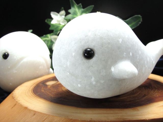 キラキラ純白 アラバスター クジラ ホエール 彫刻置物 重さ360g前後 最大幅95mm前後 1個売り 鯨 くじら ディスプレイ インテリアに