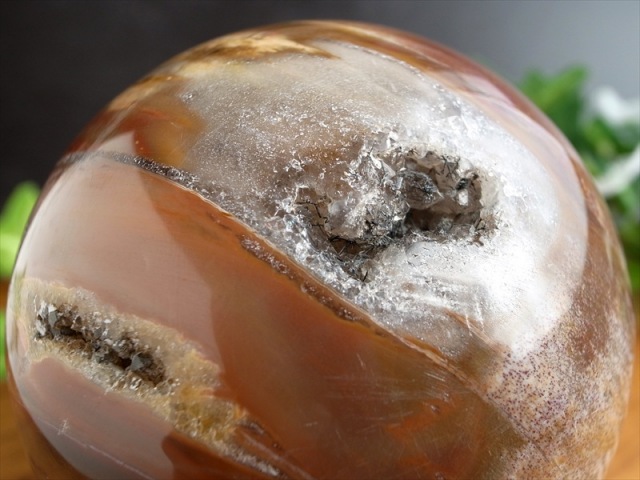 瑪瑙部分有 珪化木 ペトリファイドウッド 丸玉 台座付 重さ452g 直径67mm 結晶化されたキラキラ部分有り 木の化石 自然を愛する全ての方に マダガスカル産