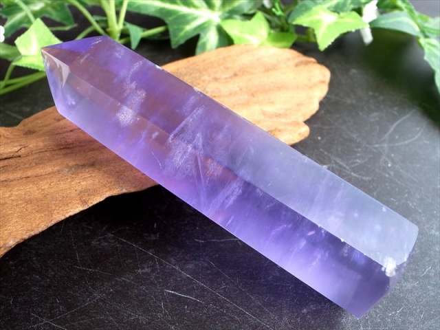 激レア 虹入り パープルフローライト 蛍石 ポイント 高さ 100mm 重さ 136g パープルフローライト六角柱ポイント 超透明 未熟な部分を成長させてくれる石