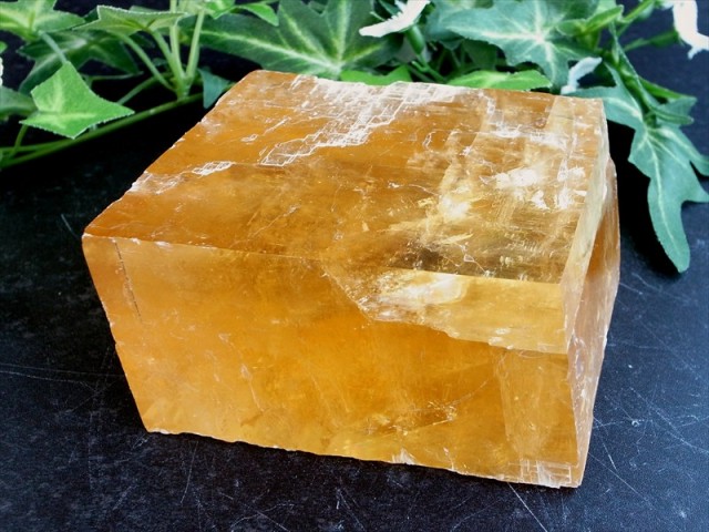 高品質 ゴールデンカルサイト 結晶 ブロック 約506g 超透明 繁栄と成功の象徴 透明感あり 虹入り 繁栄 成功 希望を表す石