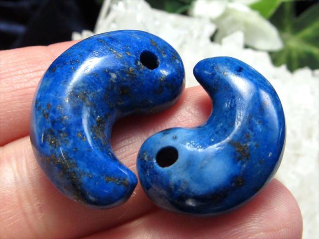 1個売り ラピスラズリ 勾玉 重さ約10g-13g 高貴な美しい瑠璃色 知恵を