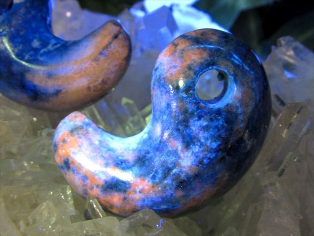 1個売り アフガナイト アフガン石 勾玉 重さ約7g-9g 濃厚オレンジイエロー発光 心の鎮静化・集中の石 深く力強い発色 神秘のカラーチェンジ アフガニスタン産