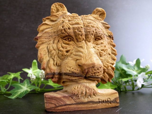 店頭展示中 ジャスパーに宿る大地の守護獅子 ジャスパー ライオン 顔彫り 彫刻置物 最大幅 約79mm 重さ 約225g 獅子の彫刻 天然石の質感を活かした彫刻 1点物