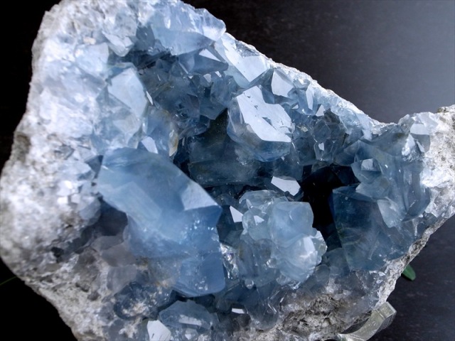 超透明 5A セレスタイト 天青石 クラスター 原石 イス台座付 最大幅174mm 重さ2548g 天使の石 強力な浄化効果とヒーリング能力 一点もの マダガスカル産