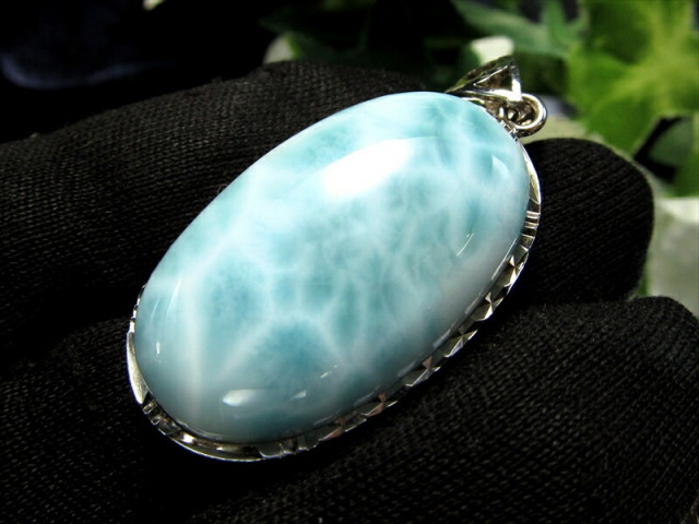 美しい水面模様 ラリマー ブルーペクトライト オーバル型 ペンダントトップ 縦約33mm 約9.6g 装飾枠付 良質石を贅沢使用 柔らかく穏やかな美しさ