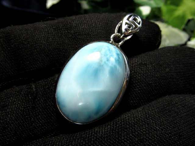 美しい水面模様 ラリマー ブルーペクトライト オーバル型 ペンダントトップ 縦約21mm 約7.8g 装飾枠付 良質石を贅沢使用 柔らかく穏やかな美しさ