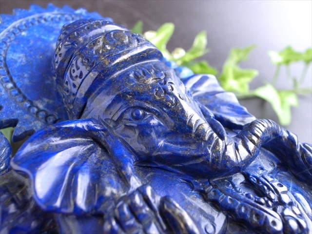 店頭展示中 すべての障壁を打ち払う蒼き神象 ラピスラズリ ガネーシャ 置物 重さ499g 高さ163mm 9月の誕生石 ラピスラズリが放つ 成功への確かな道筋