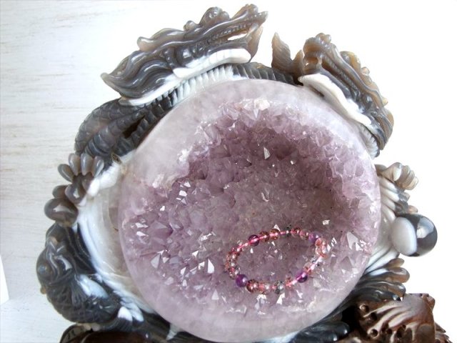 至高の龍神彫刻 笑口瑪瑙 玉持ち龍神 龍彫刻置物 重さ11636g 高さ320mm 専用木製台座付き メノウ アゲート ジオード 瑪瑙&水晶 福運をもたらす笑顔の石