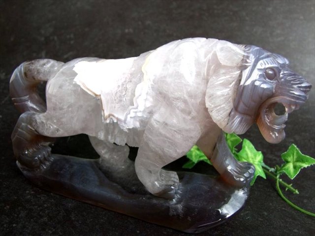 店頭展示中 笑口瑪瑙に宿る森の王者の眼光 笑口瑪瑙 トラ 彫刻置物 重さ835g 幅178mm メノウ アゲート ジオード 瑪瑙&水晶 福運をもたらす笑顔の石