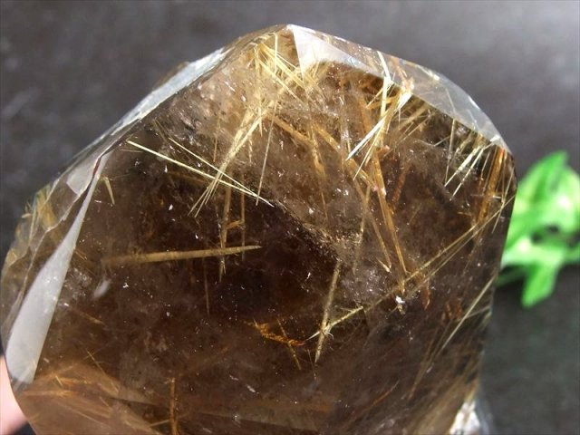 迫力の母岩残し 5A ゴールドタイチンルチルクォーツ 半面ポリッシュ