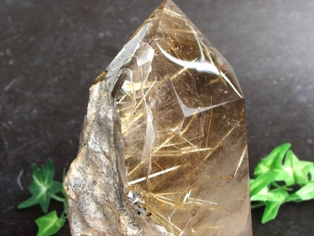 店頭展示中 迫力の母岩残し 5A ゴールドタイチンルチルクォーツ 半面ポリッシュ原石 専用台付き 高さ約167mm 重さ約1236g 激レア 煌めき板状タイチン金針