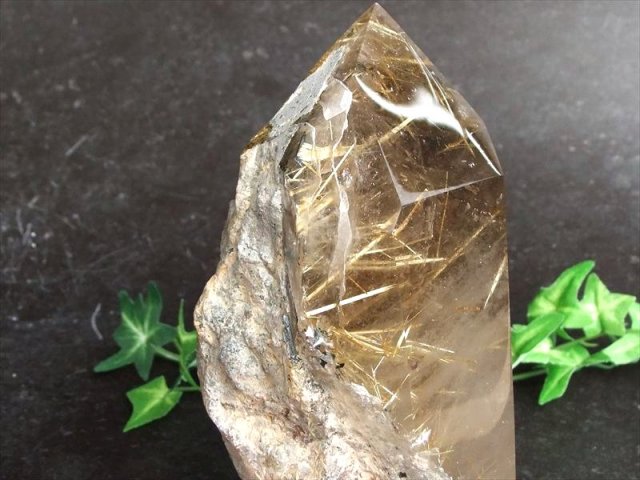 迫力の母岩残し 5A ゴールドタイチンルチルクォーツ 半面ポリッシュ