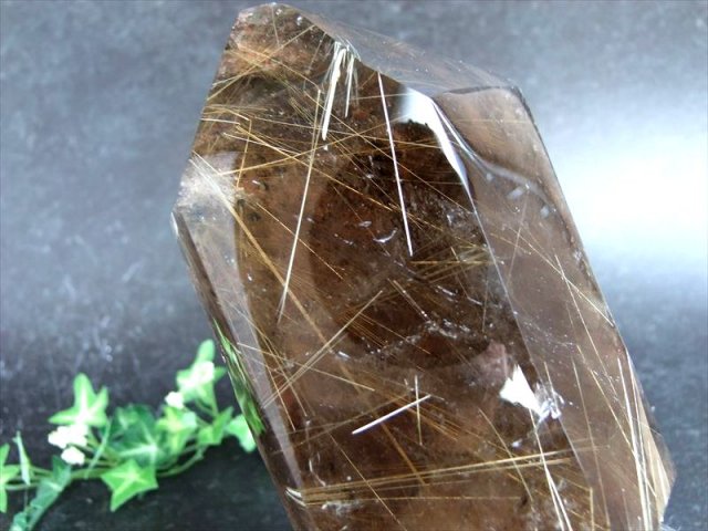 迫力の母岩残し 5A ゴールドタイチンルチルクォーツ 半面ポリッシュポイント原石 専用台付き 高さ約217mm 重さ約2128g 激レア 煌めき板状タイチン金針