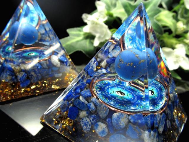 聖なる調和とエネルギー ラピスラズリスフィア オルゴナイトピラミッド 陰陽太極図デザイン 1個売り 高さ約5cm前後 銅線入り オルゴンエネルギー 風水にも