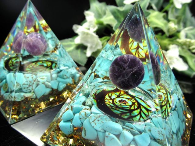 癒やしと安らぎの調和 アメジストスフィア オルゴナイトピラミッド ツリー・オブ・ライフデザイン 1個売り 高さ約5cm前後 ターコイズさざれ入り