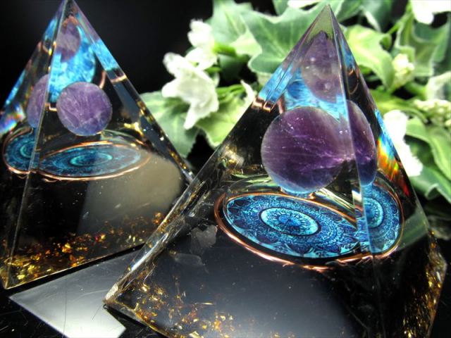 叡智とグラウンディング アメジストスフィア オルゴナイトピラミッド 曼荼羅 まんだら デザイン 1個売り 高さ約5cm前後 銅線入り オルゴンエネルギー