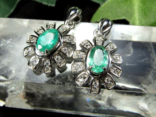 超透明宝石質5A エメラルド 翠玉 ペンダントトップ オーバルカット 1個売り 石サイズ縦約6.0mm Silver925 ジルコニア装飾タイプ 世界四大宝石の一つ