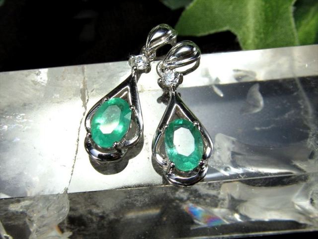 超透明宝石質5A エメラルド 翠玉 ペンダントトップ オーバルカット 1個売り 石サイズ縦約6.0mm Silver925 ジルコニア装飾タイプ 世界四大宝石の一つ