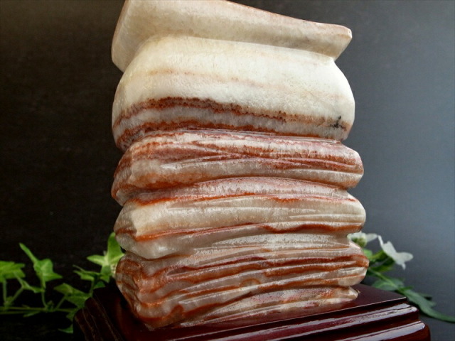 まるで豚肉 招財のお守り ポークストーン 豚肉石 置物 木製専用台座付 重さ約1665g 高さ約144mm 少量限定 ネタ感満載 マニアック天然石 一点もの 中国