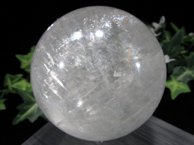 虹入り 4A ホワイトカルサイト 丸玉 台座付 直径81mm 重さ764g エネルギーの増幅と強力な浄化の石 神秘的な美しさ 方解石 ブラジル産 パワーストーン 天然石