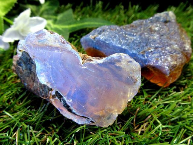 お買い得品質 ブルーアンバー 原石 重さ約80g-100g 1個売り 琥珀 樹木由来の生命力 ブラックライトで変色 神秘のブルー スマトラ島産 パワーストーン 天然石