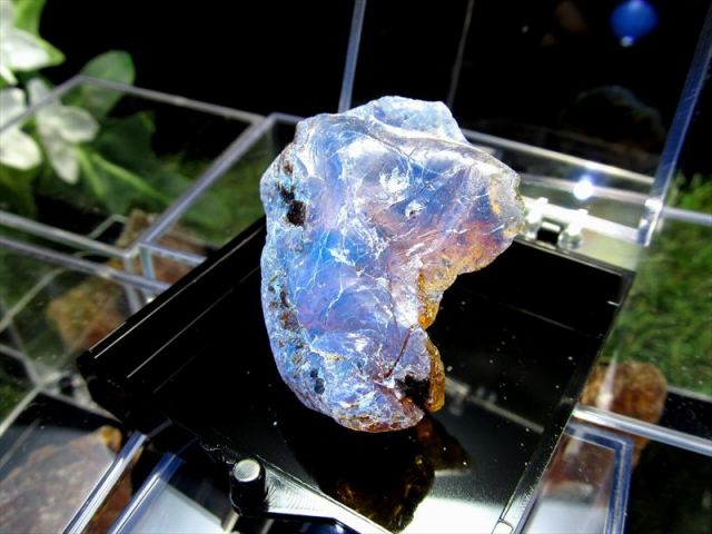 お買い得品質 Mサイズ ブルーアンバー 原石 ケース入り 1個売り コレクションや標本に ミニチュア結晶原石 インドネシア産 パワーストーン 天然石